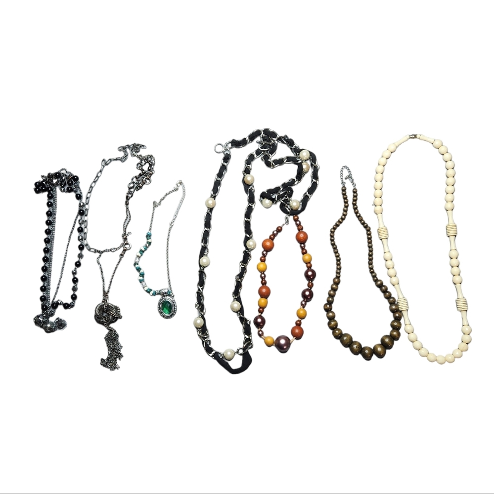 Over 25 pieces of Vintage Costume Jewelry. Look thru all pictures please!